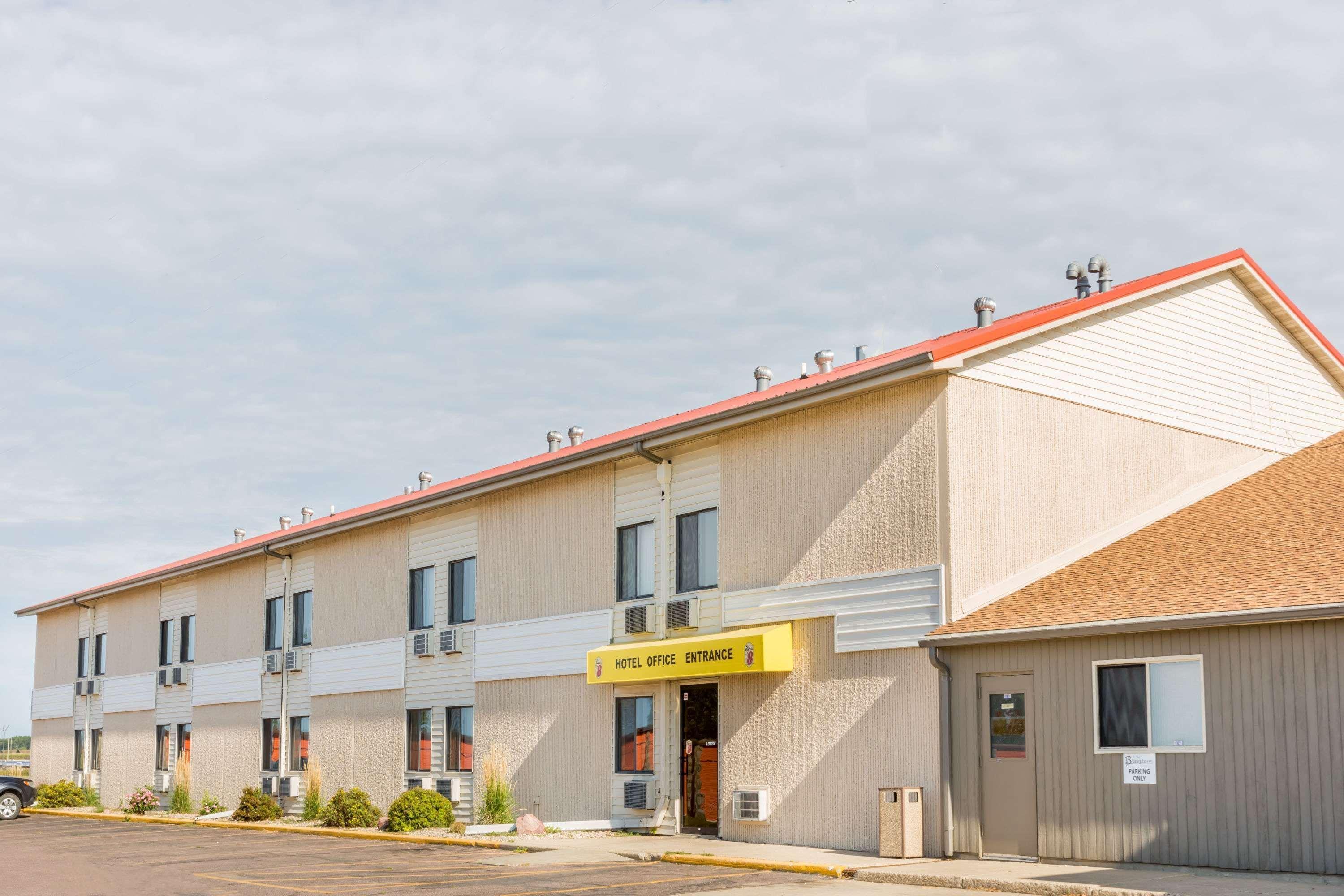 Super 8 By Wyndham Luverne Bagian luar foto